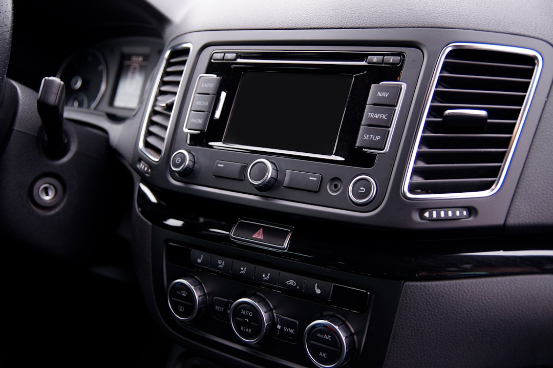 Autoradio in het dashboard van een auto
